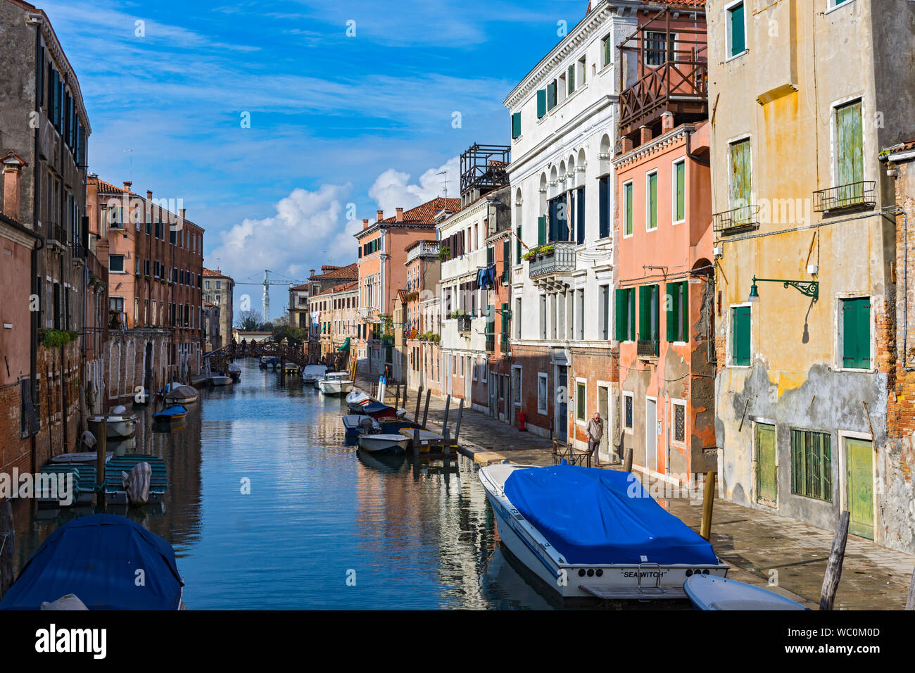 Le canal Rio della Sensa à l'ouest à partir de la ponte de la Malvasia, Venise, Italie pont Banque D'Images