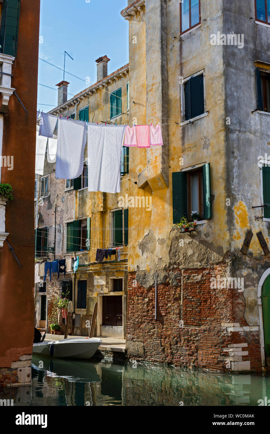 Lignes de lavage était suspendue au-dessus du canal Rio Torrette, off le Rio della Sensa canal. À partir de la Fondamenta della Sensa, Venise, Italie Banque D'Images