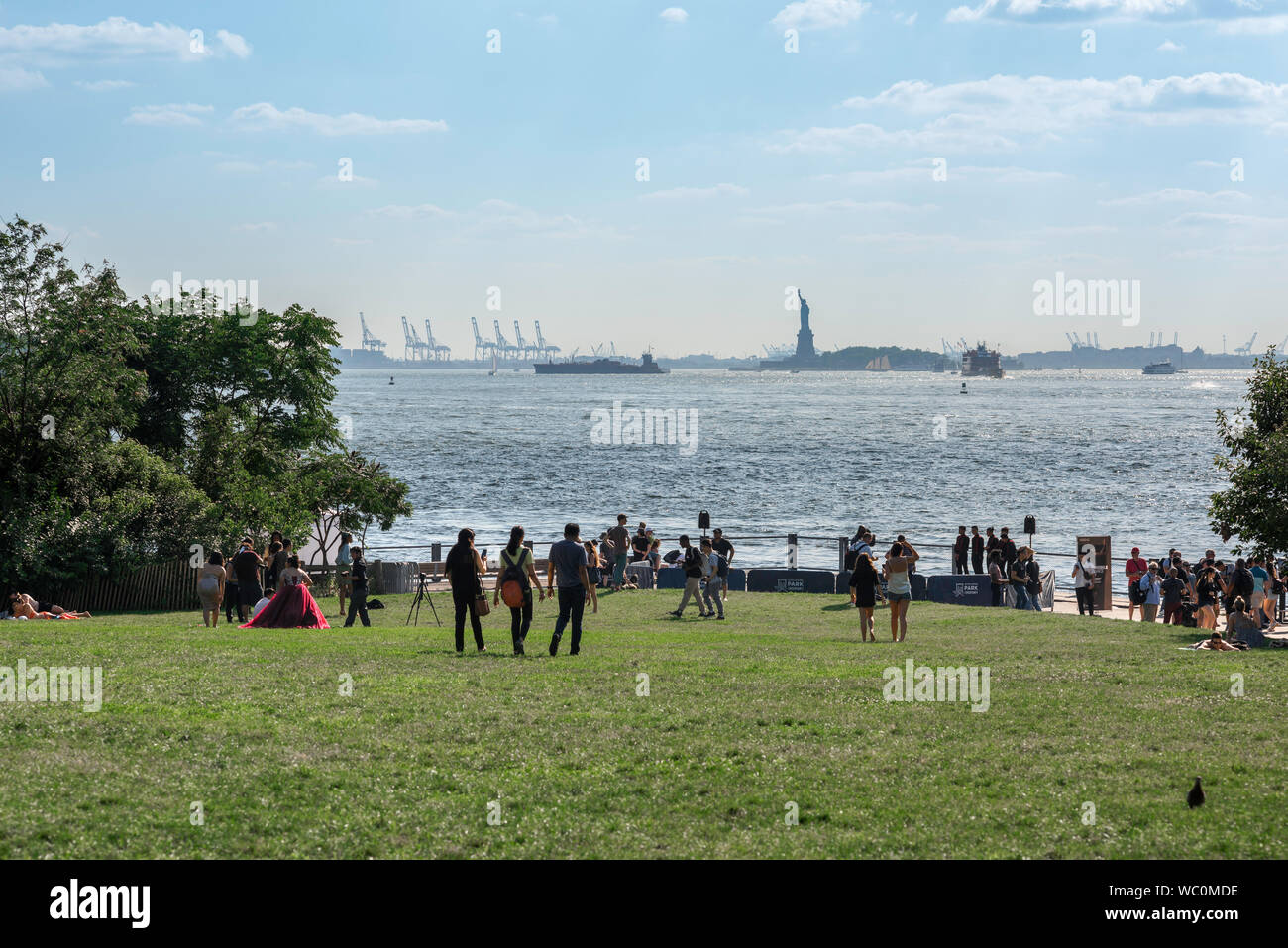 Pont de Brooklyn Park, vue en été de gens qui marchent sur la pelouse avec vue sur le Port de Brooklyn Bridge, New York City, USA. Banque D'Images