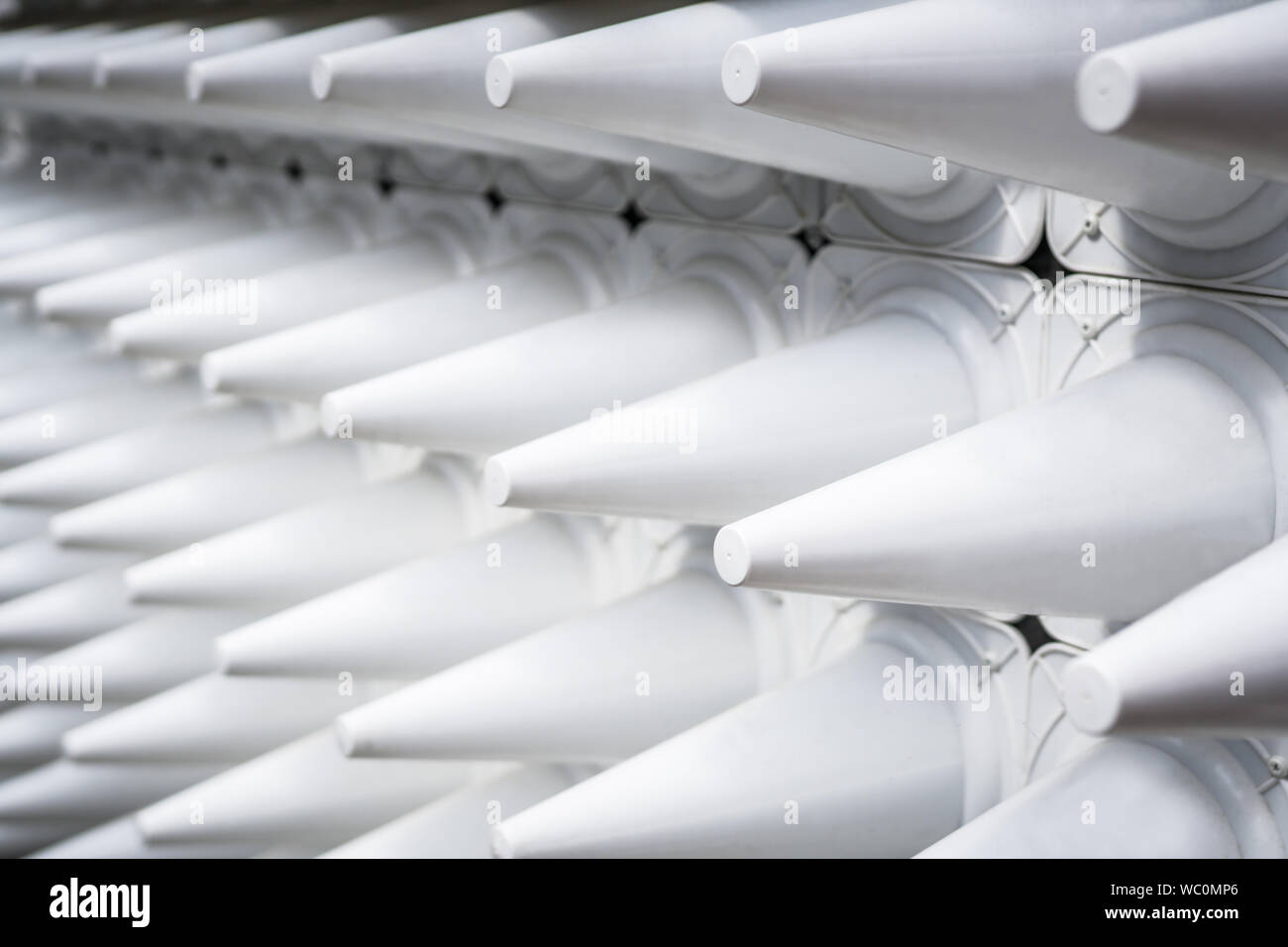 Arrière-plan de perspective de l'installation des cônes blancs. Banque D'Images