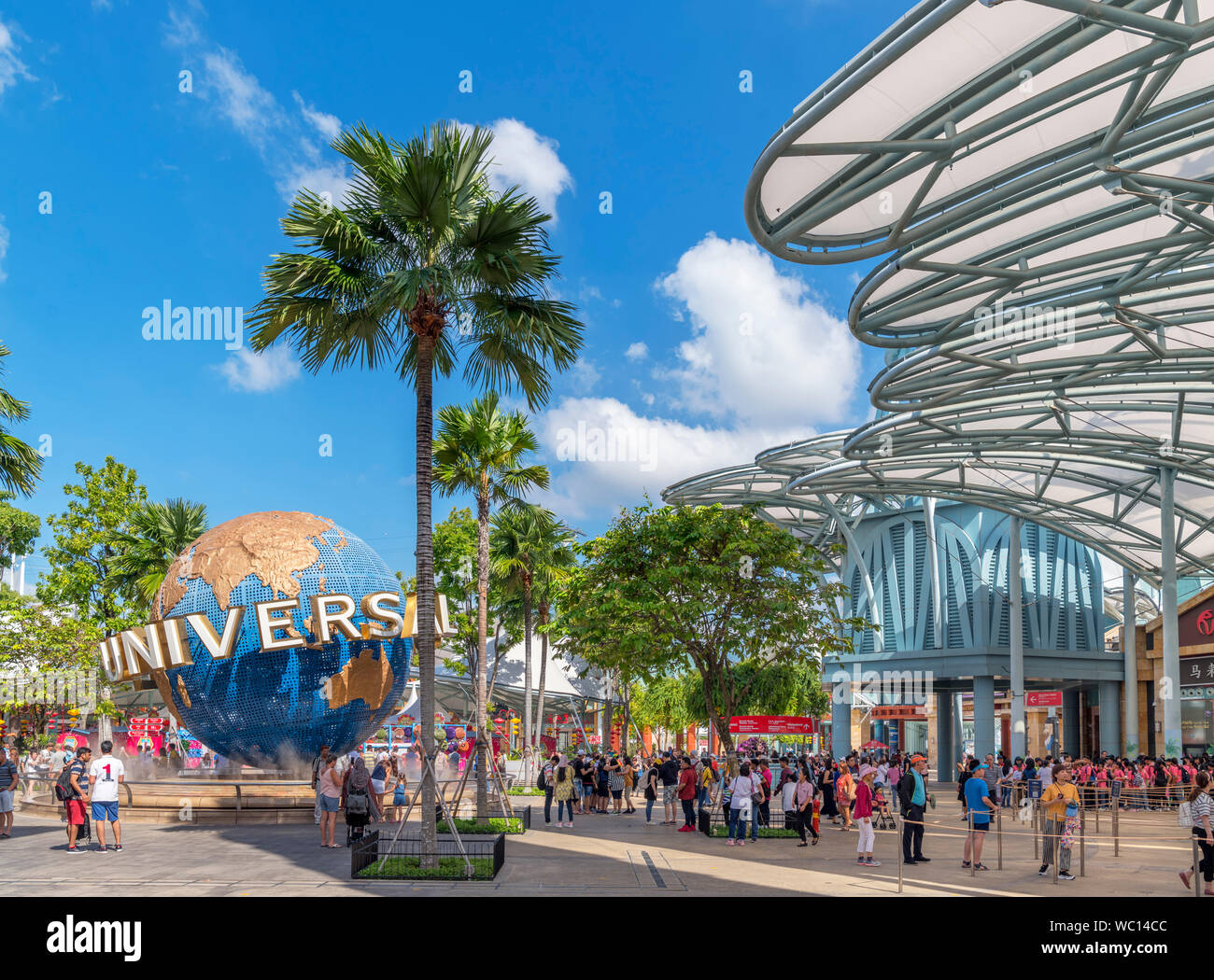 Monde à l'extérieur de l'entrée de Universal Studios Singapour, l'île de Sentosa, Singapour Banque D'Images