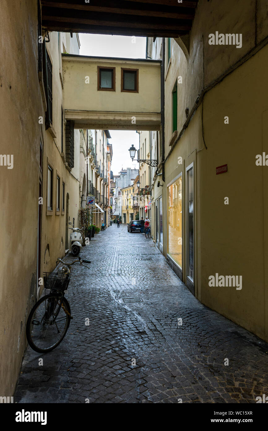 Une rue étroite, Contrà ne Rode off Corso Andrea Palladio, un jour de pluie, Vicenza, Vénétie, Italie Banque D'Images