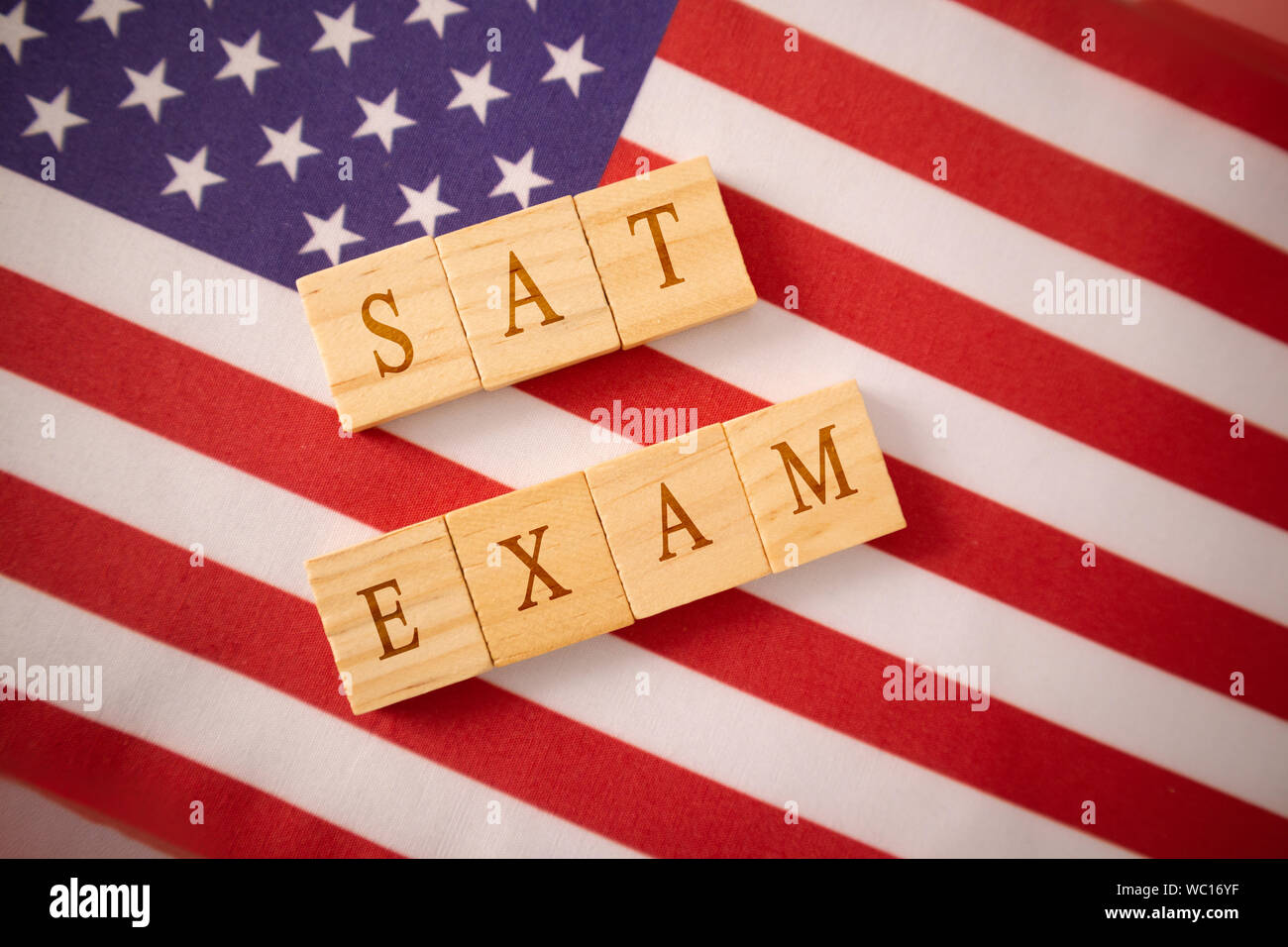 Samedi examen en bloc en bois lettres sur le drapeau américain. Banque D'Images