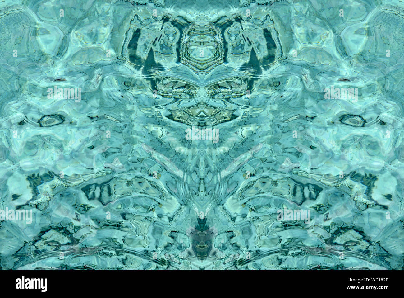 L'eau avec motif abstrait image miroir Banque D'Images