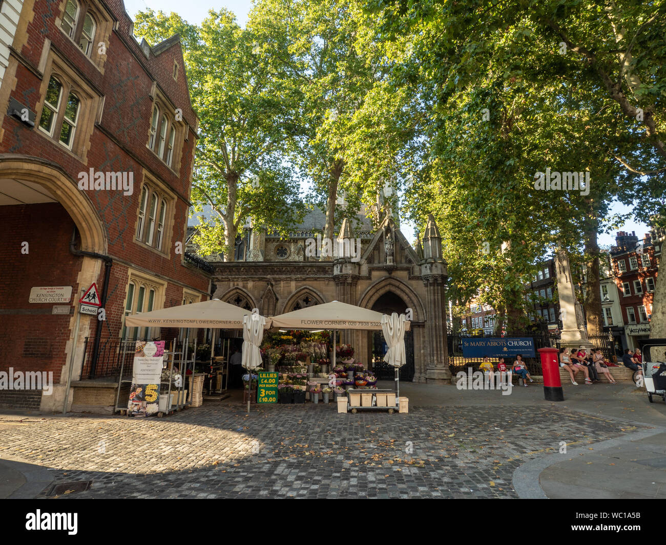 Flower Corner avec StMar Abbots Church Behind, igh Street Kensington, Londres Banque D'Images
