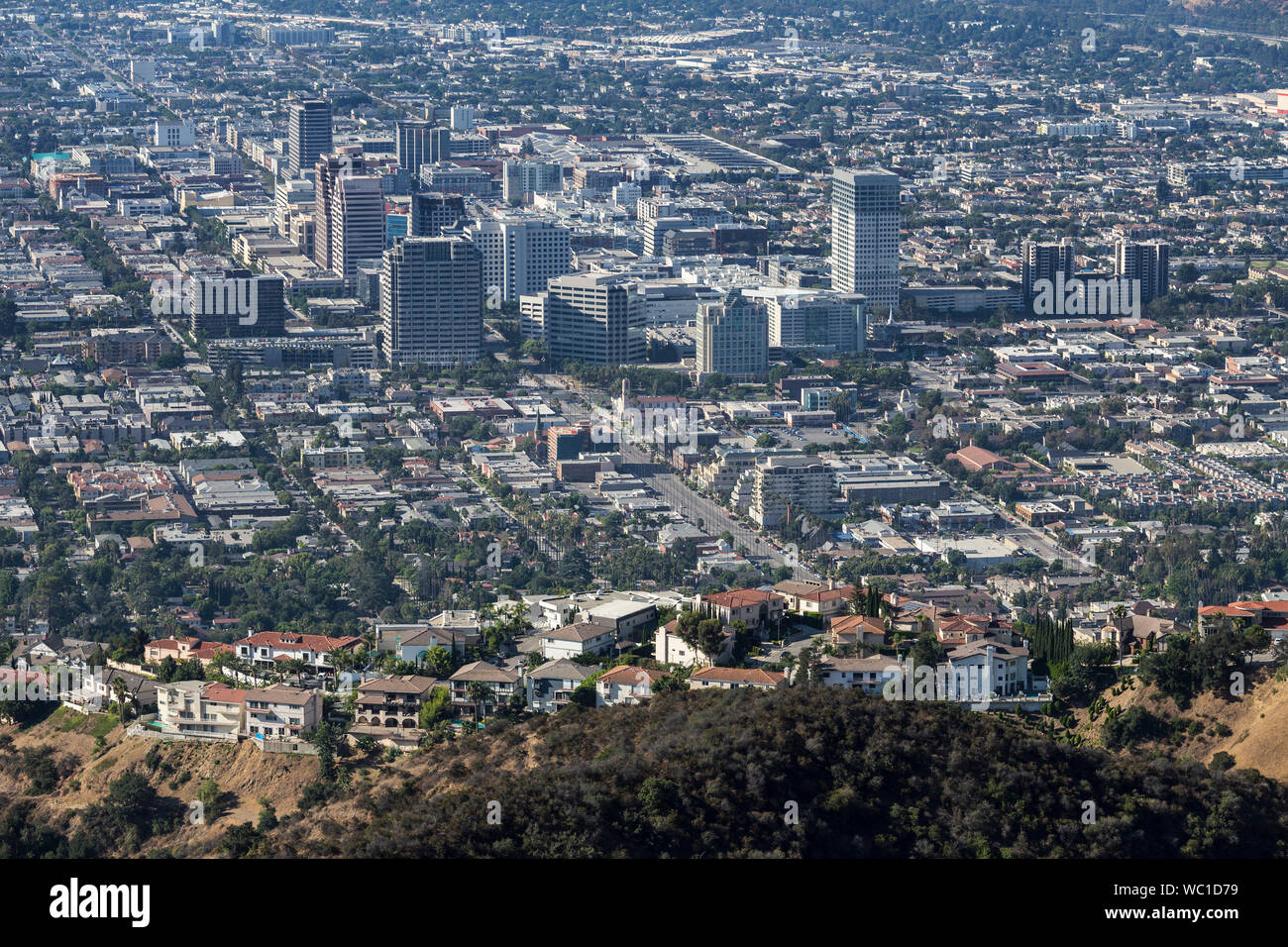 Les maisons de la colline et le centre-ville de Glendale, près de Los Angeles et à Burbank en Californie du Sud. Banque D'Images