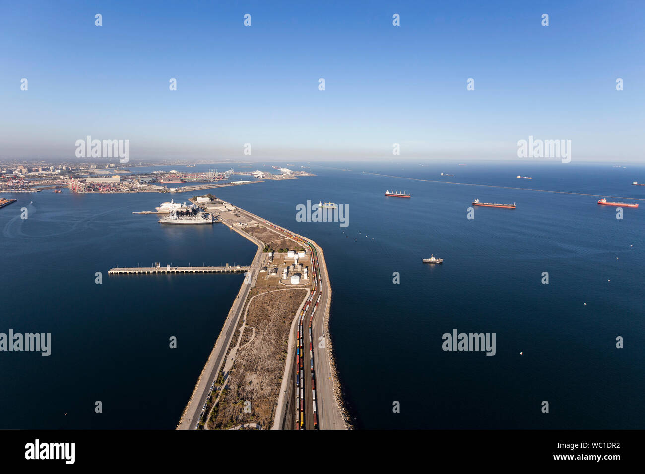 Longue jetée avec des trains voitures s'étendant dans le port de Long Beach dans le comté de Los Angeles en Californie. Banque D'Images