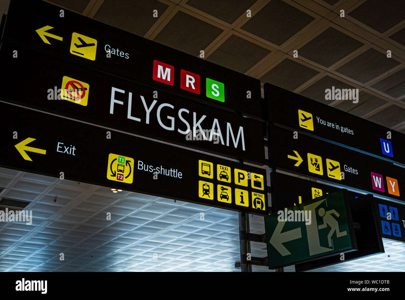 Panneau d'information avec Flygskam sur parole d'un aéroport international. Banque D'Images