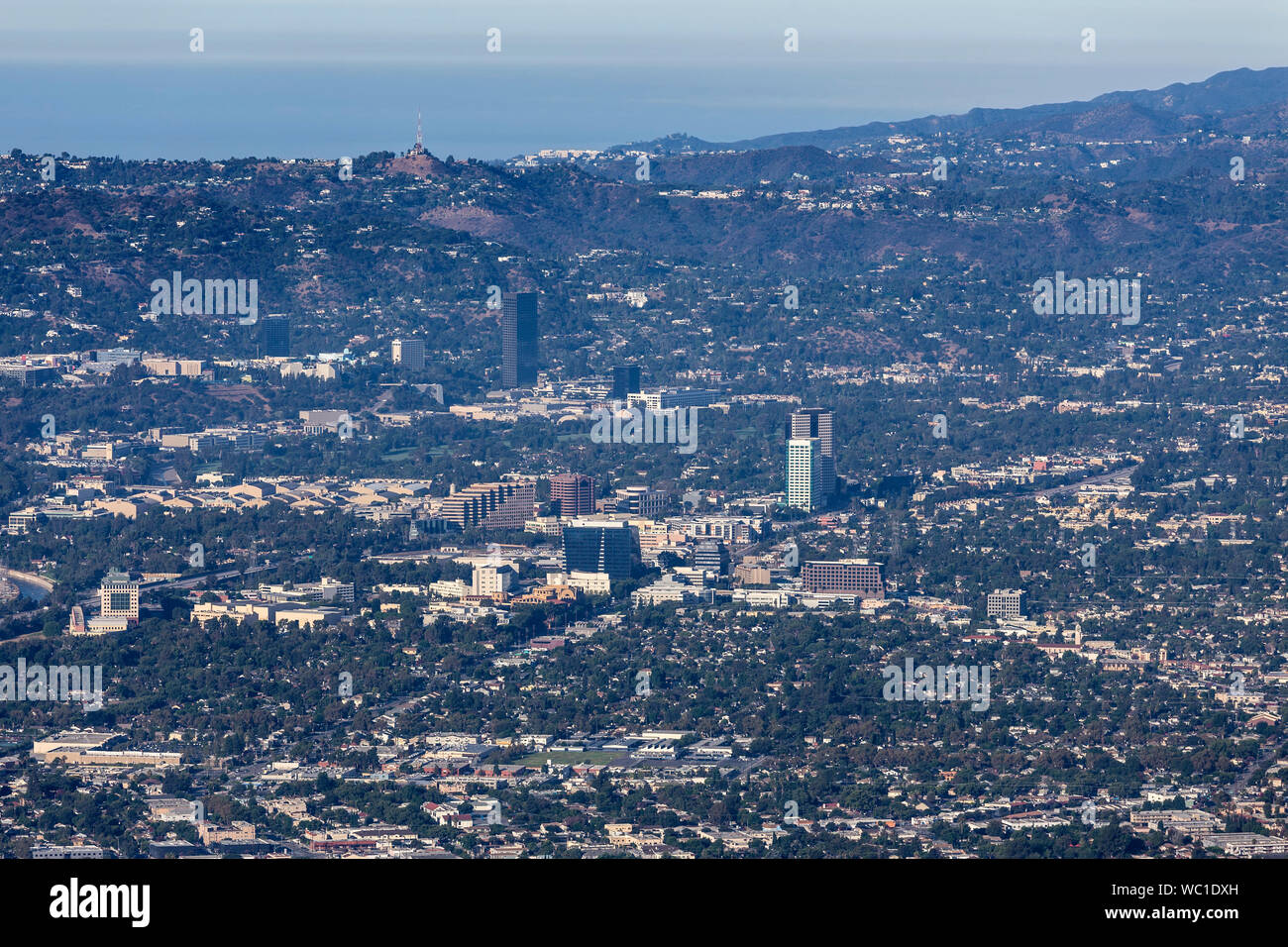 Vue aérienne du quartier de Burbank Media, Studio City et les montagnes de Santa Monica dans la ville pittoresque de Los Angeles, Californie. Banque D'Images