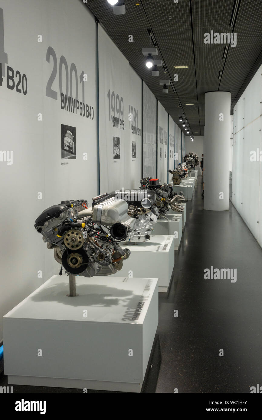 Ligne de différents véhicules BMW et moteurs d'avion sur l'affichage dans le Musée BMW, Munich, Bavière, Allemagne. Banque D'Images