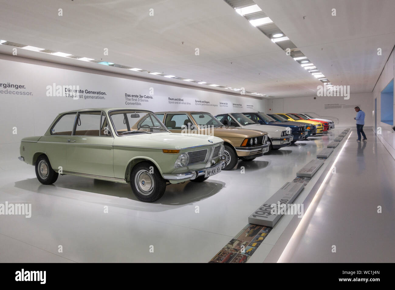 BMW Série 3 d'affichage Historique dans le Musée BMW, Munich, Bavière, Allemagne. Banque D'Images
