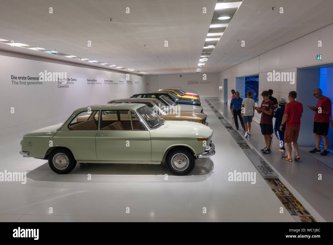 BMW Série 3 d'affichage Historique dans le Musée BMW, Munich, Bavière, Allemagne. Banque D'Images