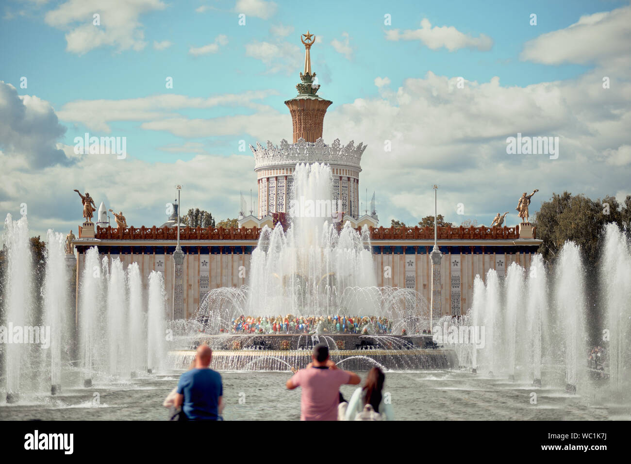 Moscou, Russie - Aug 27, 2019 : Fleur de pierre fontaine et l'Ukraine sur le pavillon bleu ciel et nuages de fond vue panoramique, journée ensoleillée d'été, Exhibiti Banque D'Images