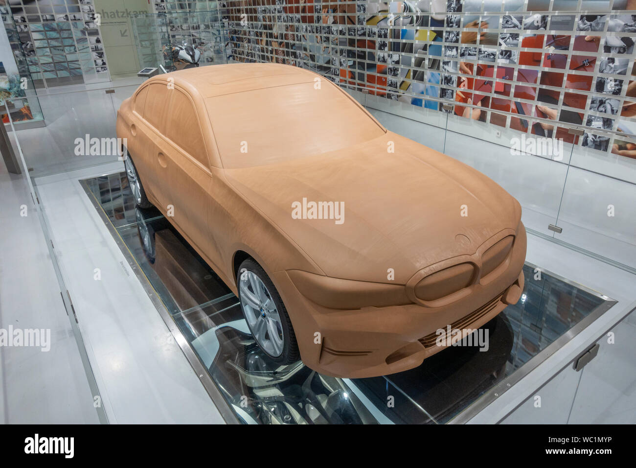 Modèle en argile de la BMW Série 3 (G20) sur l'affichage dans le Musée BMW, Munich, Bavière, Allemagne. Banque D'Images