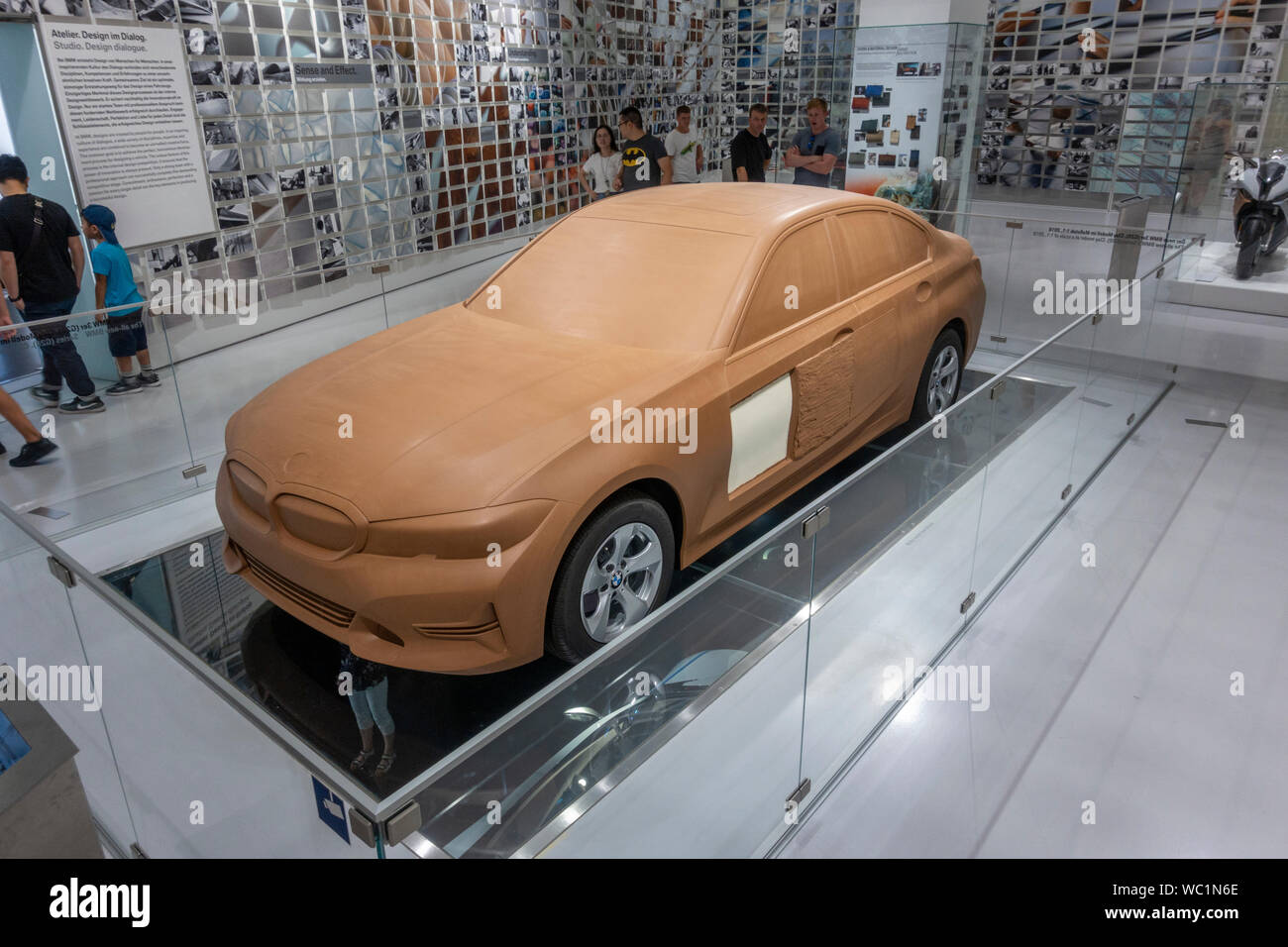 Modèle en argile de la BMW Série 3 (G20) sur l'affichage dans le Musée BMW, Munich, Bavière, Allemagne. Banque D'Images