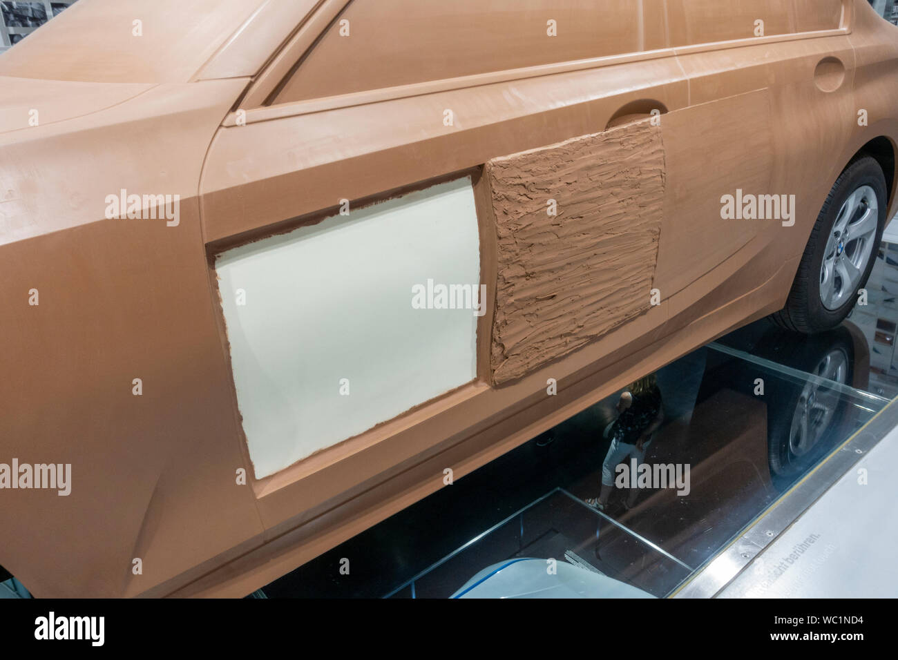 Détail de la zone de la porte d'un modèle en argile de la BMW Série 3 (G20) sur l'affichage dans le Musée BMW, Munich, Bavière, Allemagne. Banque D'Images