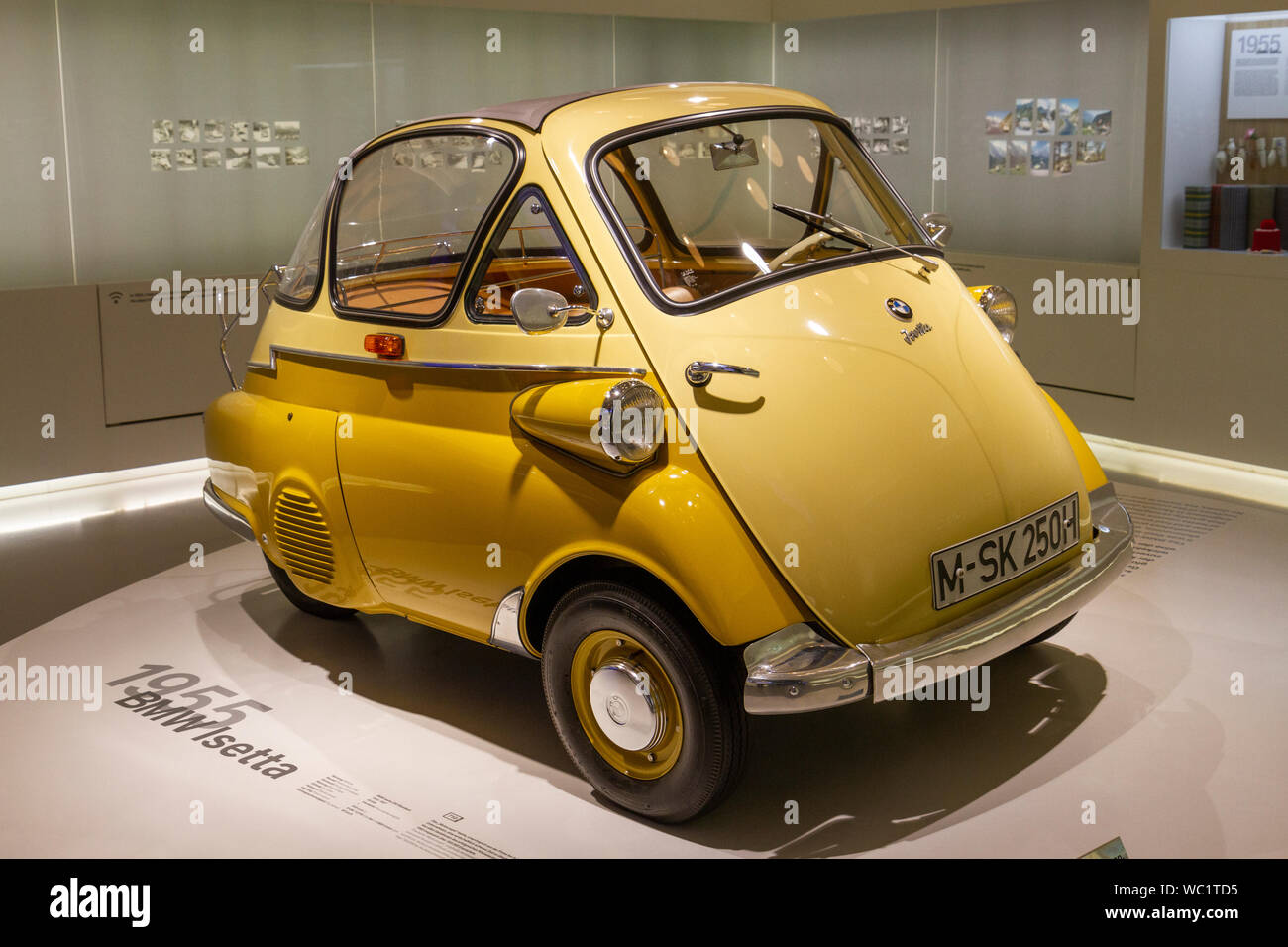 Une BMW Isetta 250 Standard (1955) sur l'affichage dans le Musée BMW, Munich, Bavière, Allemagne. Banque D'Images