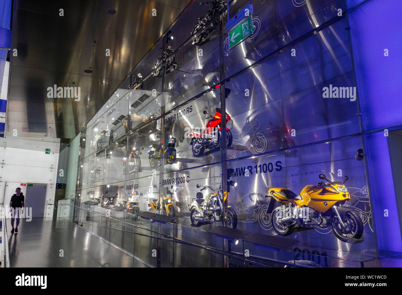 Mur d'affichage impressionnante de l'histoire de la moto BMW dans le Musée BMW, Munich, Bavière, Allemagne. Banque D'Images