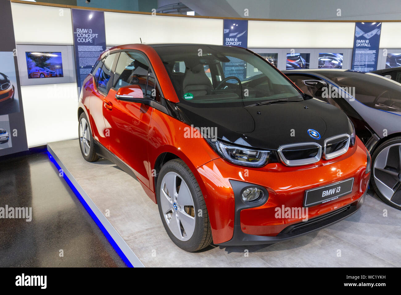 Une BMW i3 B-class, berline à toit élevé avec un groupe motopropulseur électrique BMW Museum, Munich, Bavière, Allemagne. Banque D'Images