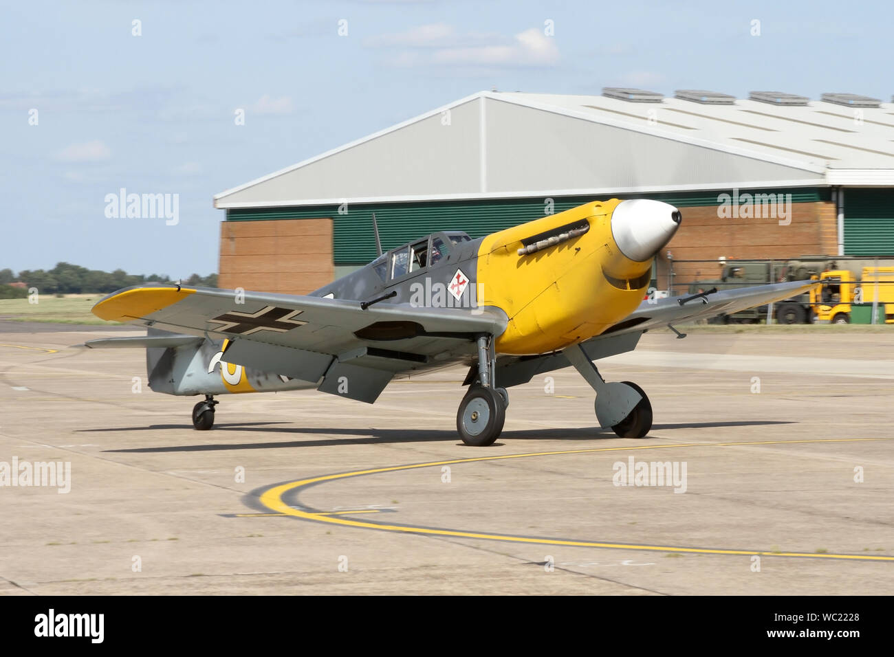 Les entreprises de restauration d'avion Hispano Buchon taxiing à Wattisham durant la journée des familles de base. Banque D'Images