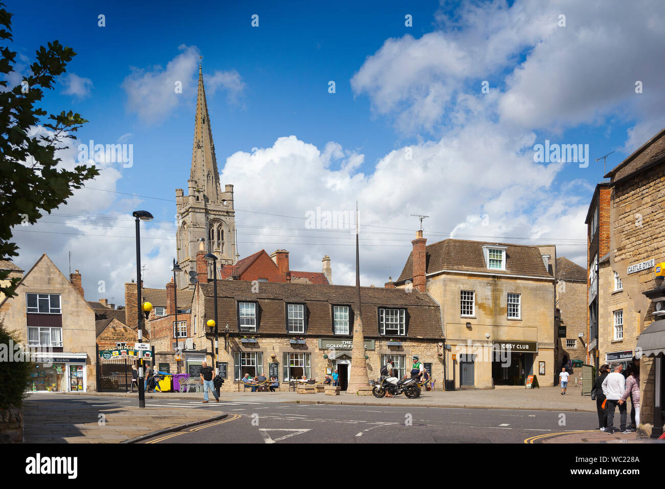 Cette montée en flèche, un épi stylisé moderne par l'artiste Wolfgang Butress rend hommage à l'original Eleanor Cross à Stamford, Lincs, Royaume-Uni Banque D'Images