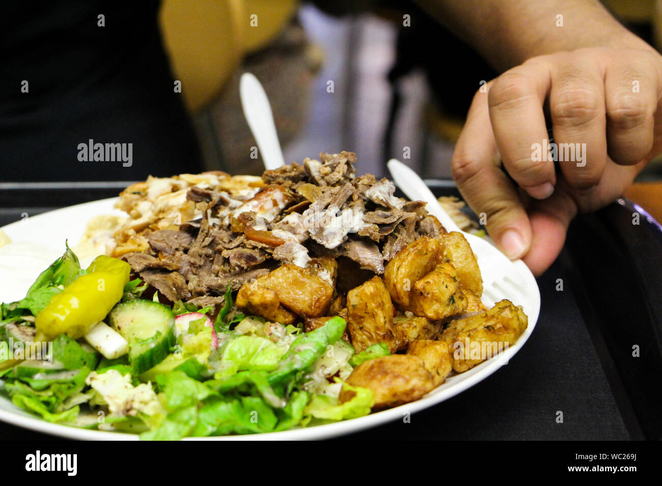 Serveur dans le restaurant apporte plat de nourriture sur la table Photo  Stock - Alamy
