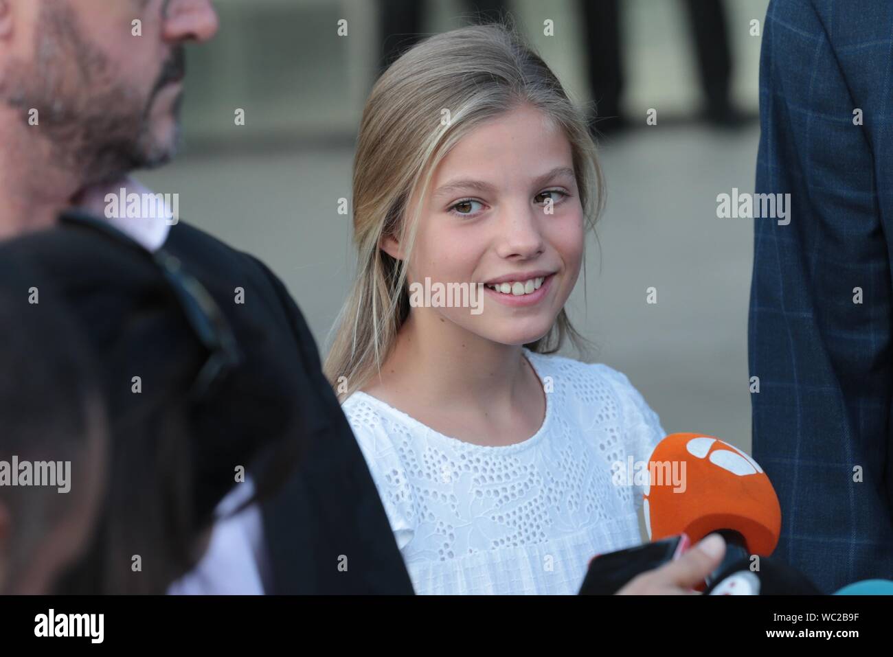 Madrid, Espagne. Août 27, 2019. L'infante Sofia.Felipe VI et Letizia Reyes de España de parler avec la presse en compagnie de leurs filles Princesse Leonor et l'Infante Sofia dans l'hôpital après avoir visité le Roi Juan Carlos I, qui se remet d'une opération à coeur ouvert. Dpa : Crédit photo alliance/Alamy Live News Banque D'Images