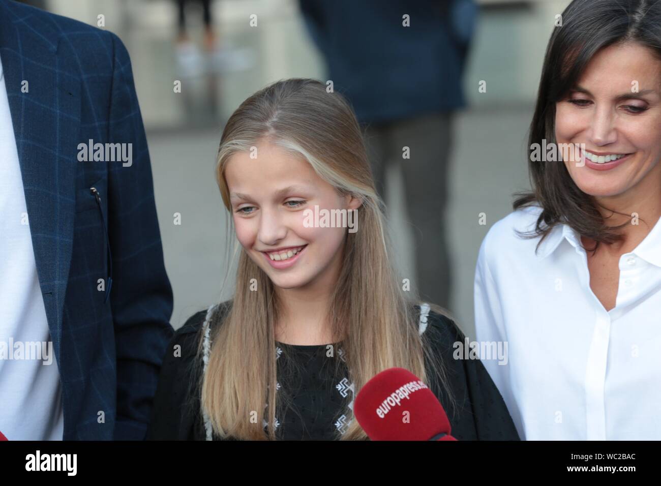 Madrid, Espagne. Août 27, 2019. La princesse Leonor.Felipe VI et Letizia Reyes de España de parler avec la presse en compagnie de leurs filles Princesse Leonor et l'Infante Sofia dans l'hôpital après avoir visité le Roi Juan Carlos I, qui se remet d'une opération à coeur ouvert. Dpa : Crédit photo alliance/Alamy Live News Banque D'Images