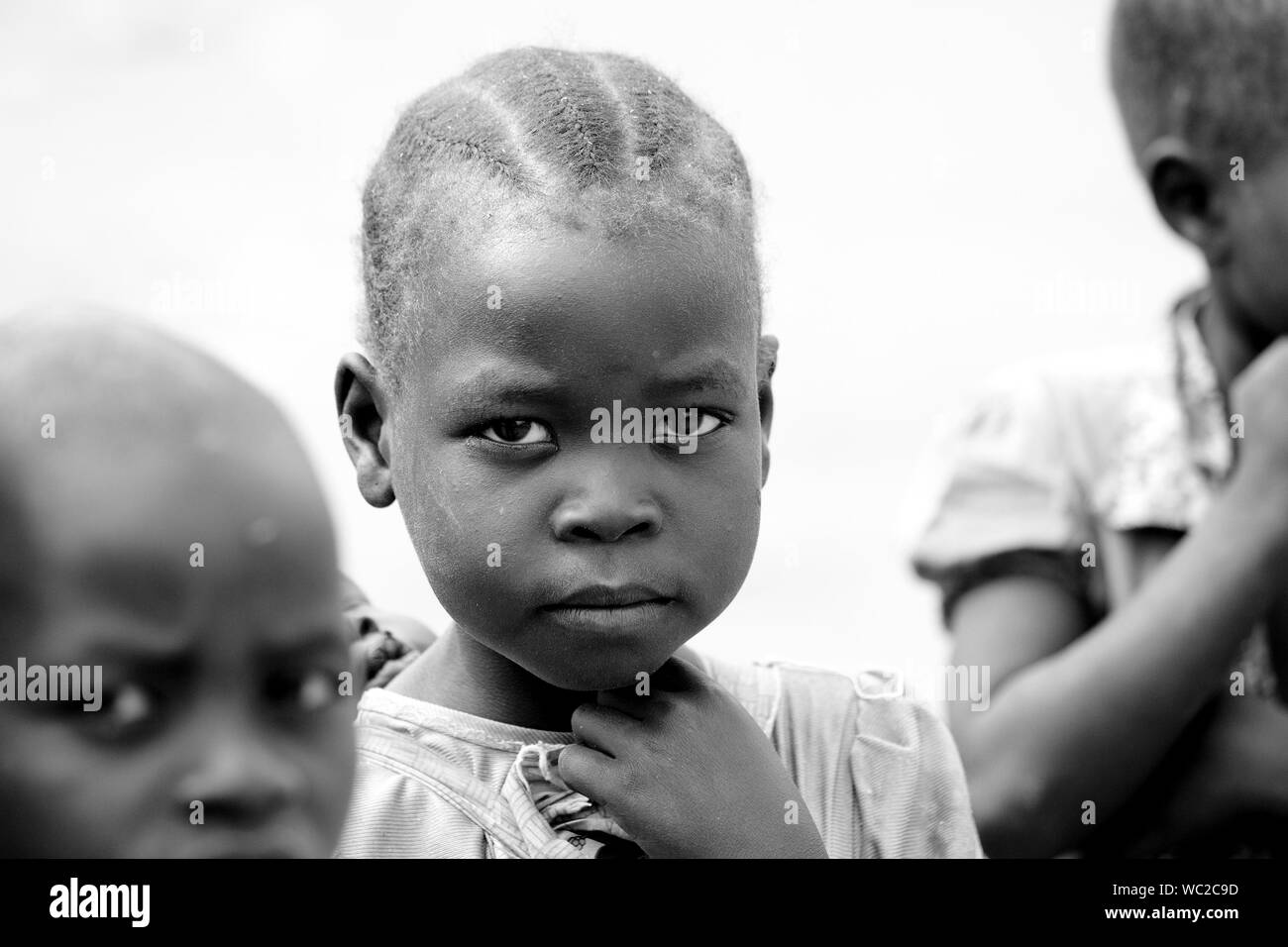 TORIT, au Soudan du sud-Février 20, 2013 : Une jeune fille non identifiée dans le village de Torit, au Soudan du Sud. La faim et la violence est un problème constant dans ce reg Banque D'Images