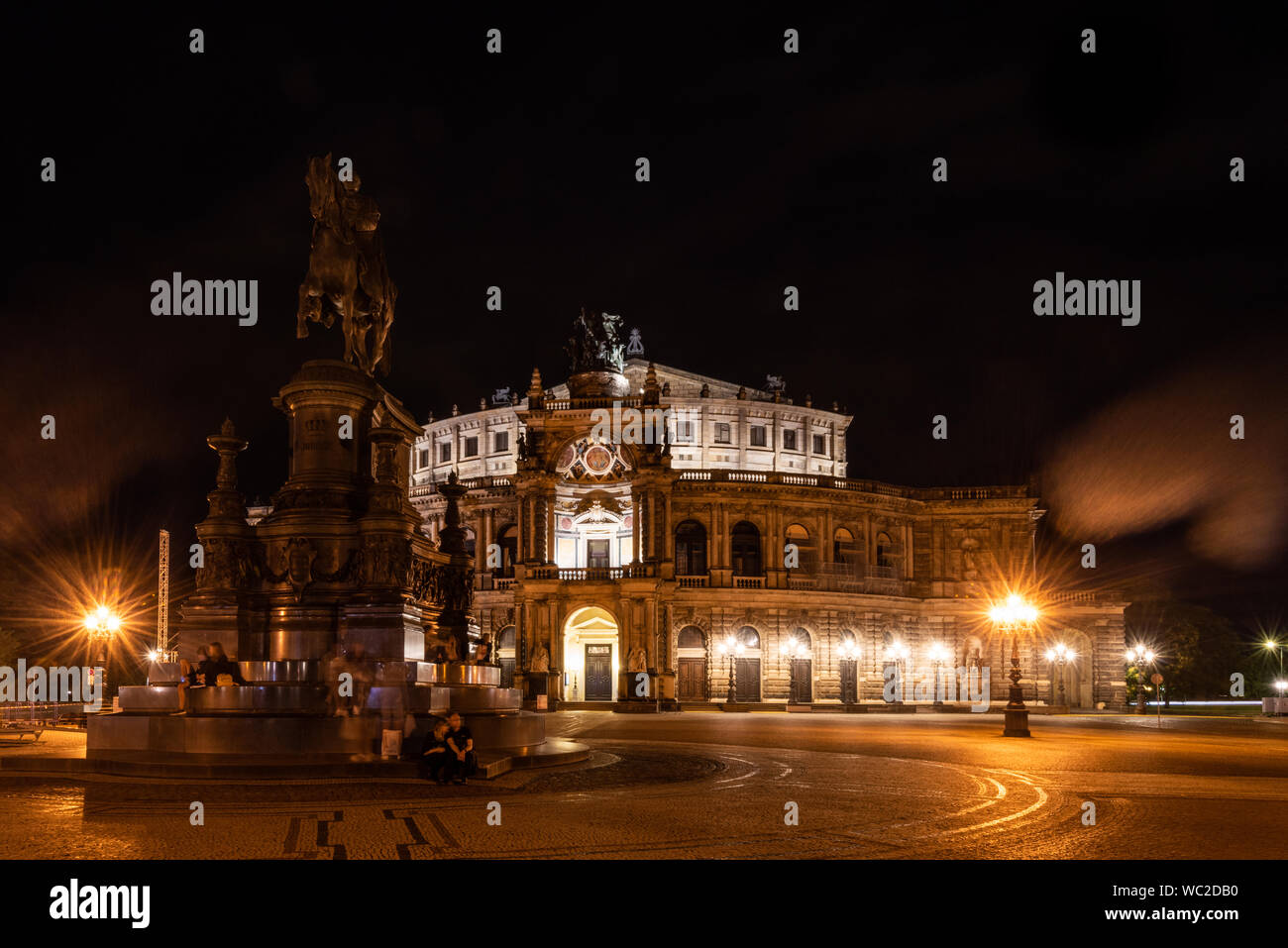 Vue de nuit sur le célèbre opéra Semper de Dresde Banque D'Images