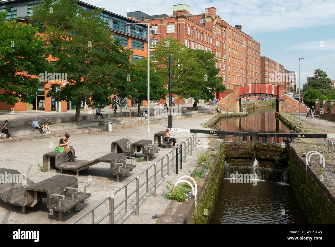 Les gens profiter du soleil par le canal de Rochdale dans 4RS Salford-manchester, Manchester, UK. Banque D'Images