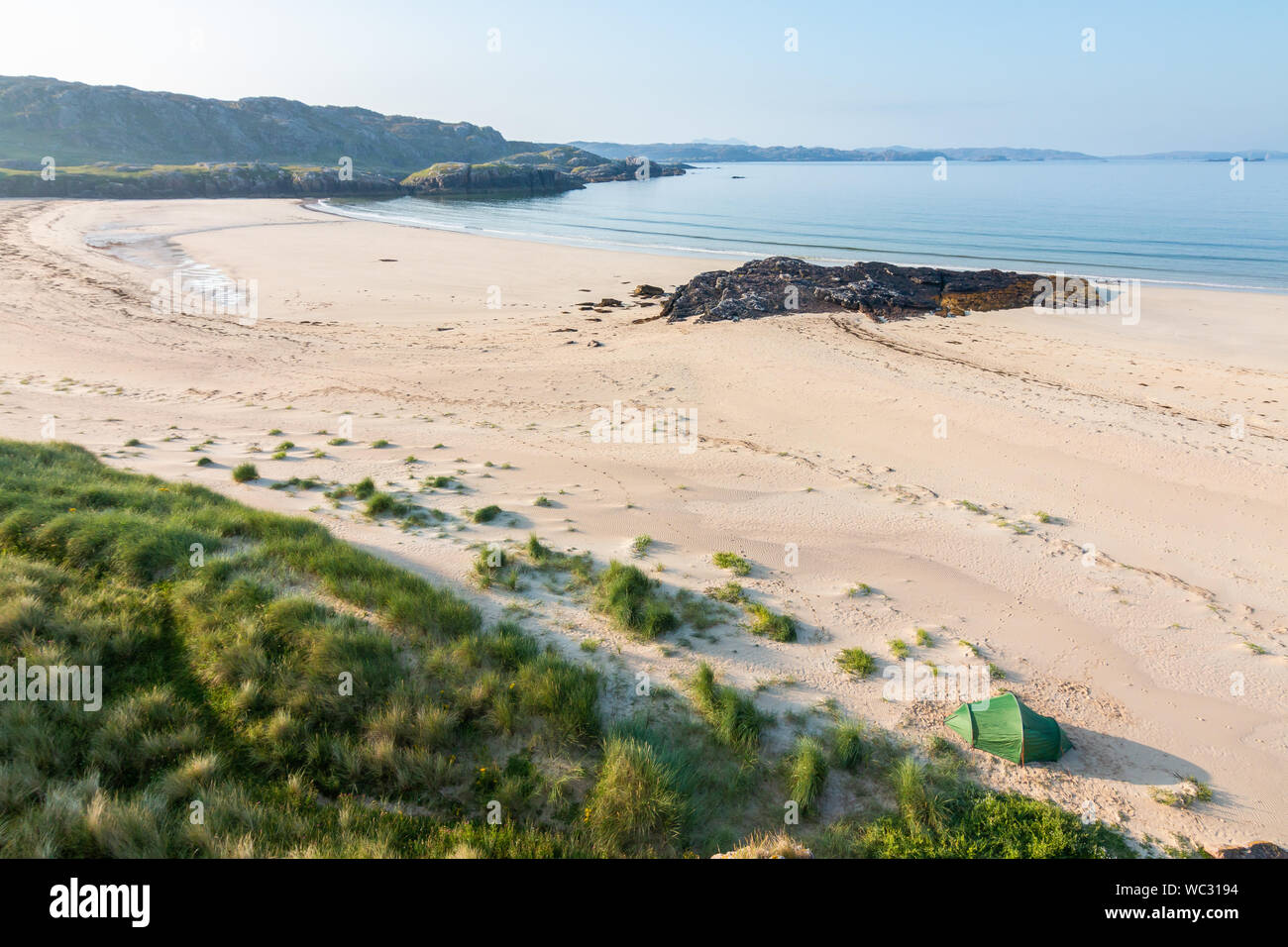 Oldshoremore Beach au nord-ouest de l'Ecosse avec tente en premier plan Banque D'Images