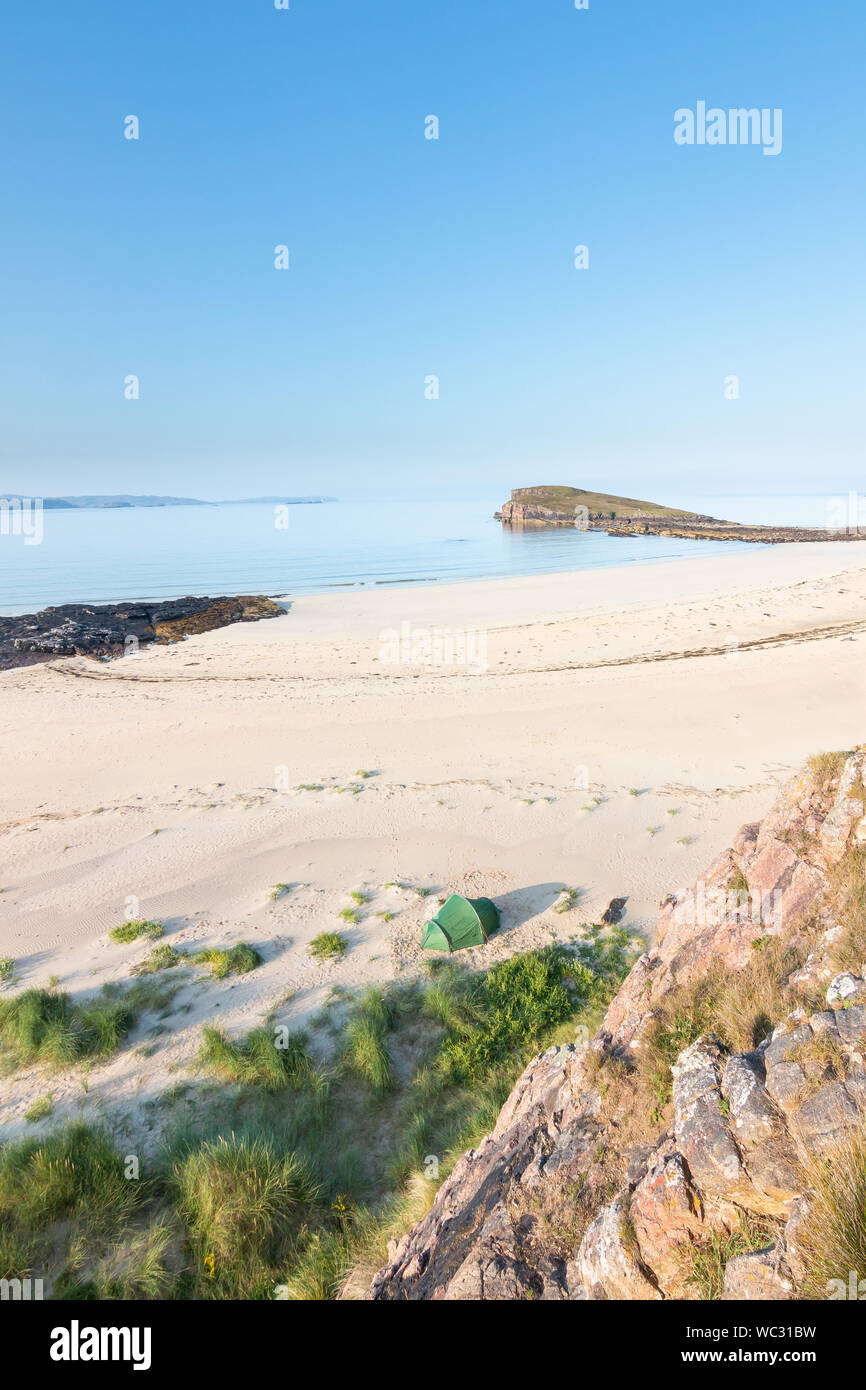 Oldshoremore Beach au nord-ouest de l'Ecosse avec tente en premier plan Banque D'Images