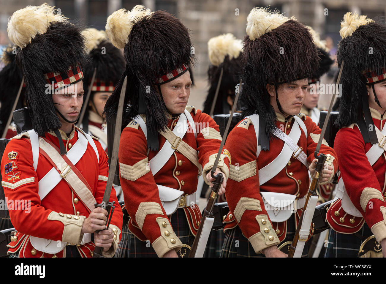 Les membres du 78th Highlanders arrivent à la Citadelle d'Halifax pour une escouade inspection avant d'une liberté de la ville dans la rue de mars, Halifax Banque D'Images