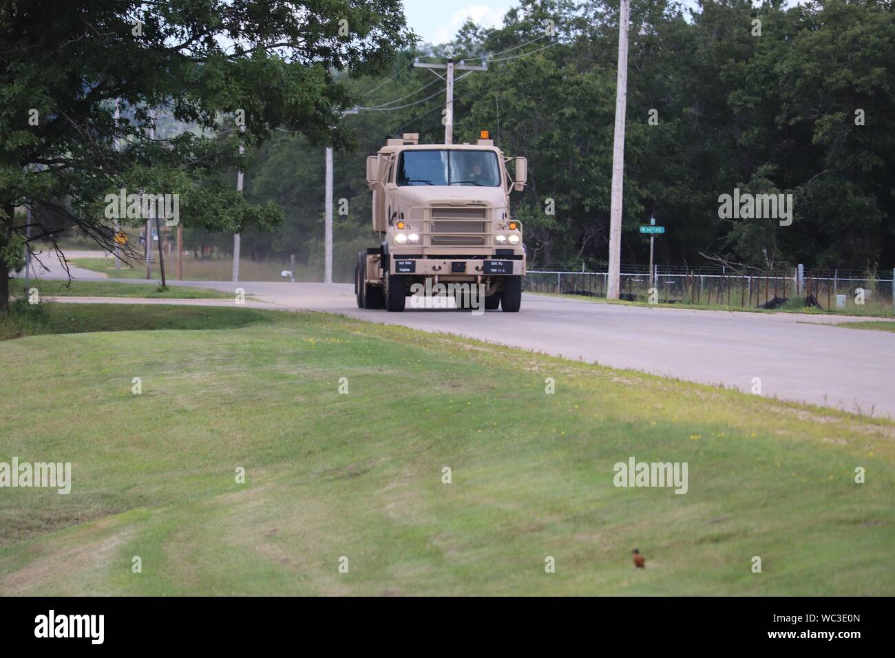 Les membres de service à Fort McCoy, Wisconsin (Etats-Unis), pour la formation à la 86e Division de formation Soutien au combat de l'exercice de formation (CSTX) 86-19-04 L'exploitation d'un véhicule militaire le 15 août 2019, sur la zone de cantonnement à l'installation. L'exercice comprenait des milliers de militaires et a coïncidé avec d'autres exercices subordonnés ayant lieu sur poste en août 2019, comme Global Medic et Patriot Warrior. (U.S. Photo de l'Armée de Scott T. Sturkol, Public Affairs Office, Fort McCoy, Wisconsin) Banque D'Images