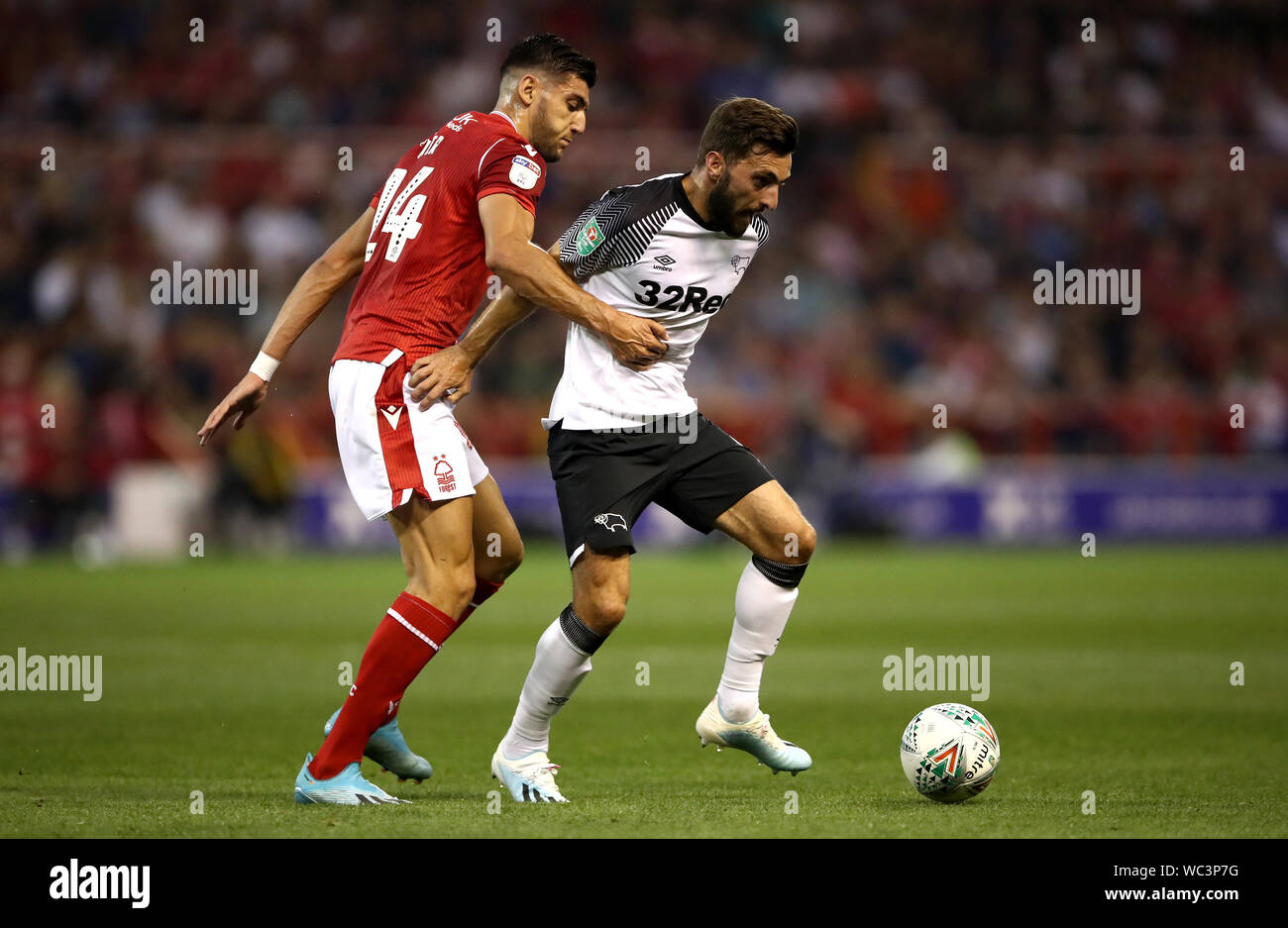 Nottingham Forest's Rafa Mir (à gauche) et Derby County's Graeme Shinnie bataille pour la balle durant le deuxième tour de la Coupe du buffle à la ville de Nottingham, au sol. Banque D'Images