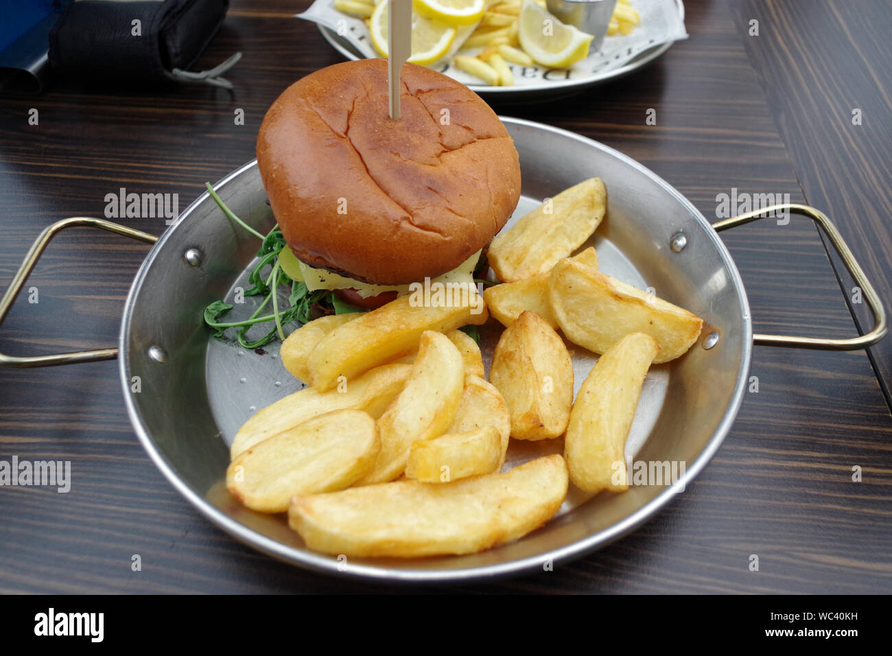 Burger et frites coupées à la main dans une casserole Banque D'Images