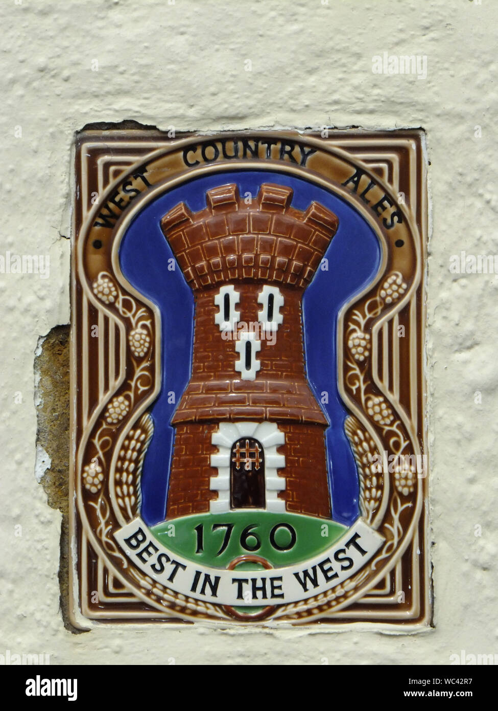 Mur en céramique signe sur l'extérieur de la Carpenters Arms dans Sherston qui au cours des années 1960 a vendu le pays de l'Ouest produit des bières à Cheltenham. Banque D'Images