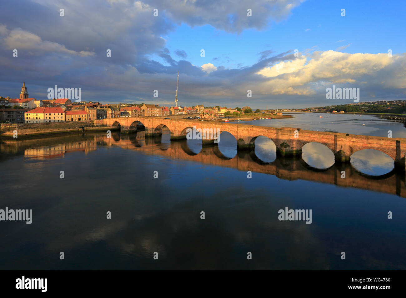 Coucher du soleil sur le Vieux Pont et pont Fin du Royal Tweed Bridge, Berwick upon Tweed, Northumberland, England, UK. Banque D'Images