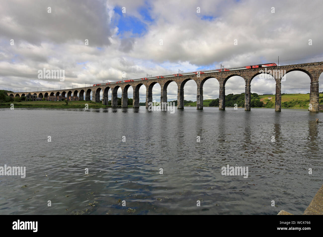 Un LNER train à grande vitesse traversant le pont frontière royale au-dessus de la rivière Tweed, Berwick upon Tweed, Northumberland, England, UK Banque D'Images