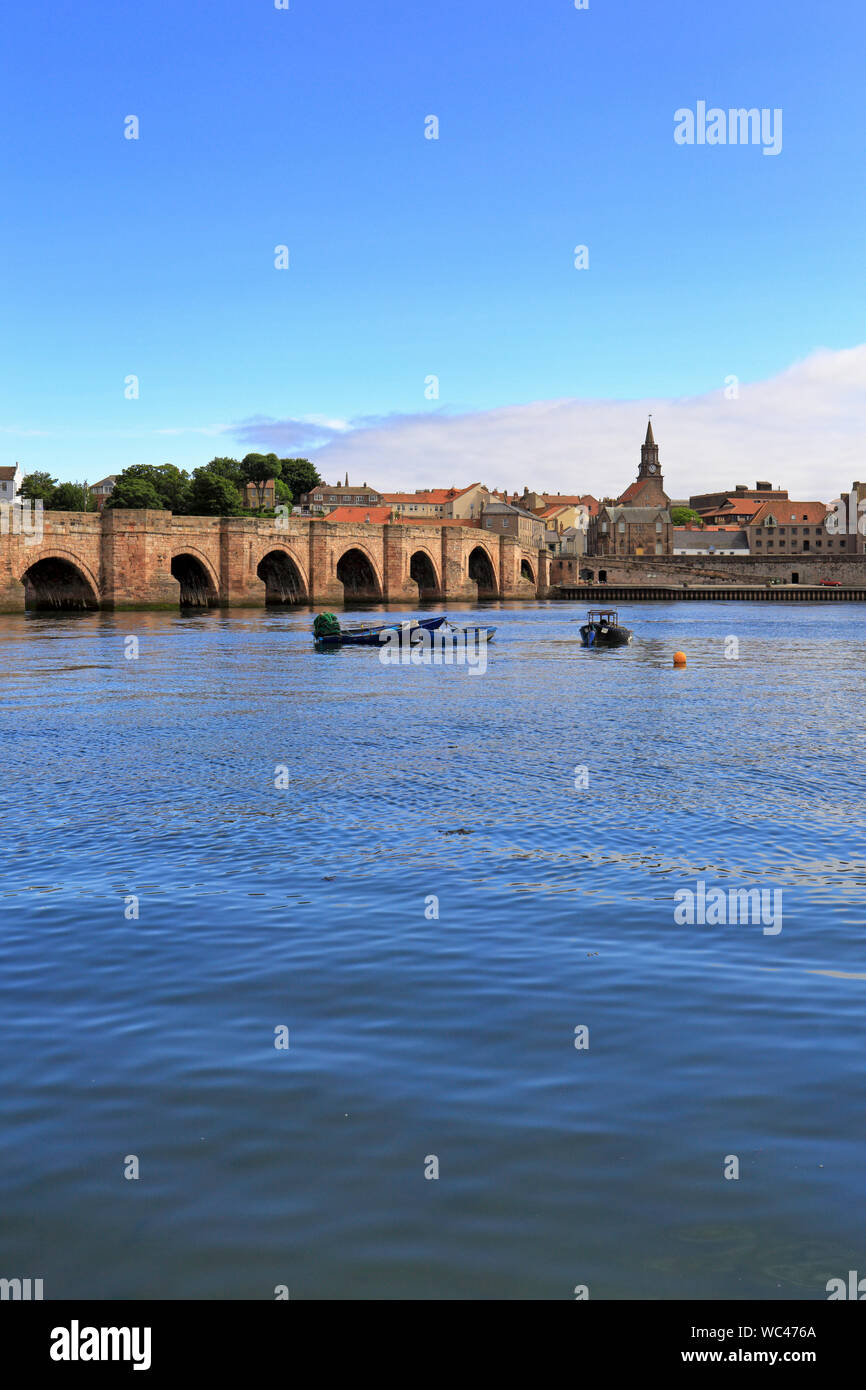 Bateaux de pêche sur la rivière Tweed par le Vieux Pont, Berwick upon Tweed, Northumberland, England, UK. Banque D'Images