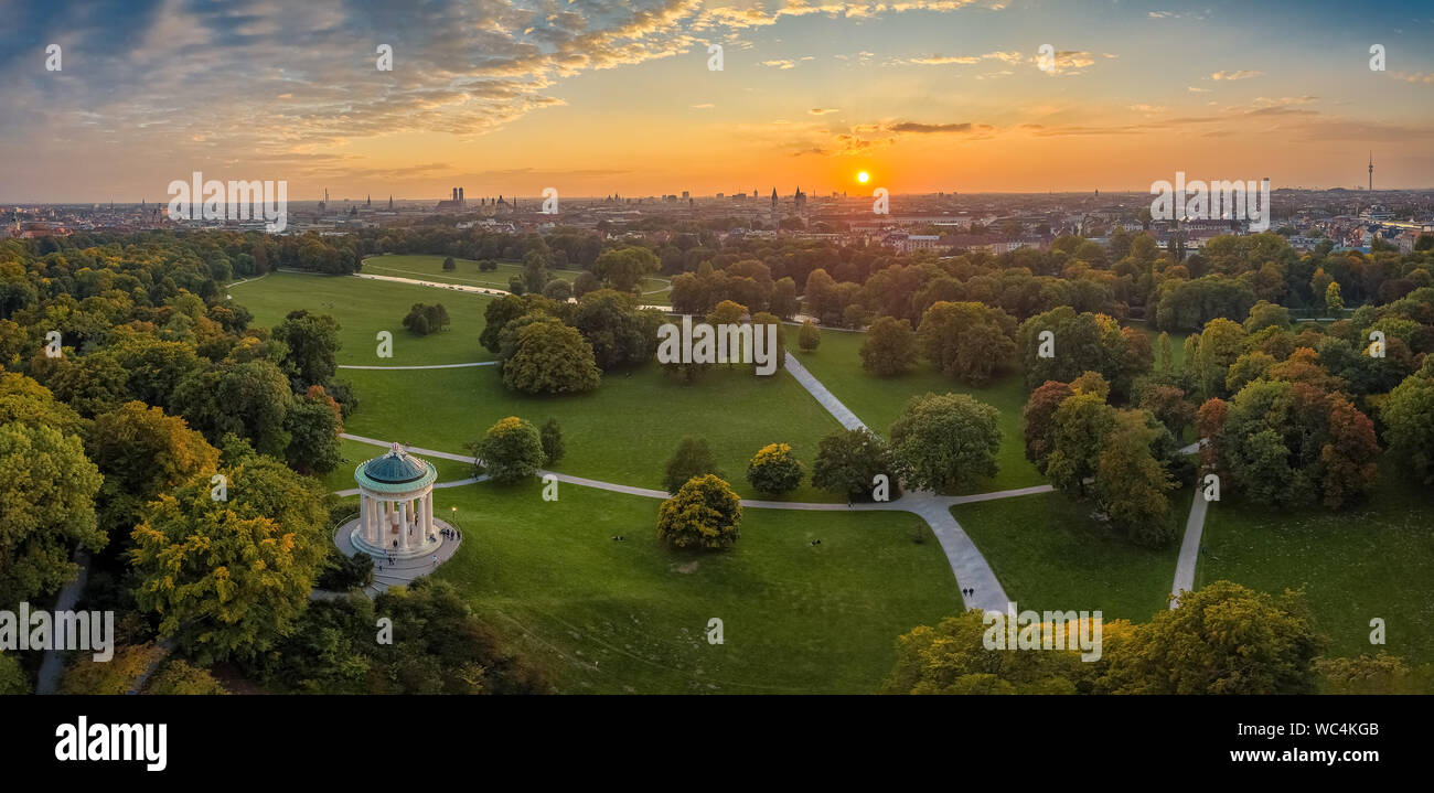 Vue aérienne au début de l'aube dans l'Englischer Jardin de Munich, un si bel endroit en Bavière, Allemagne. Banque D'Images