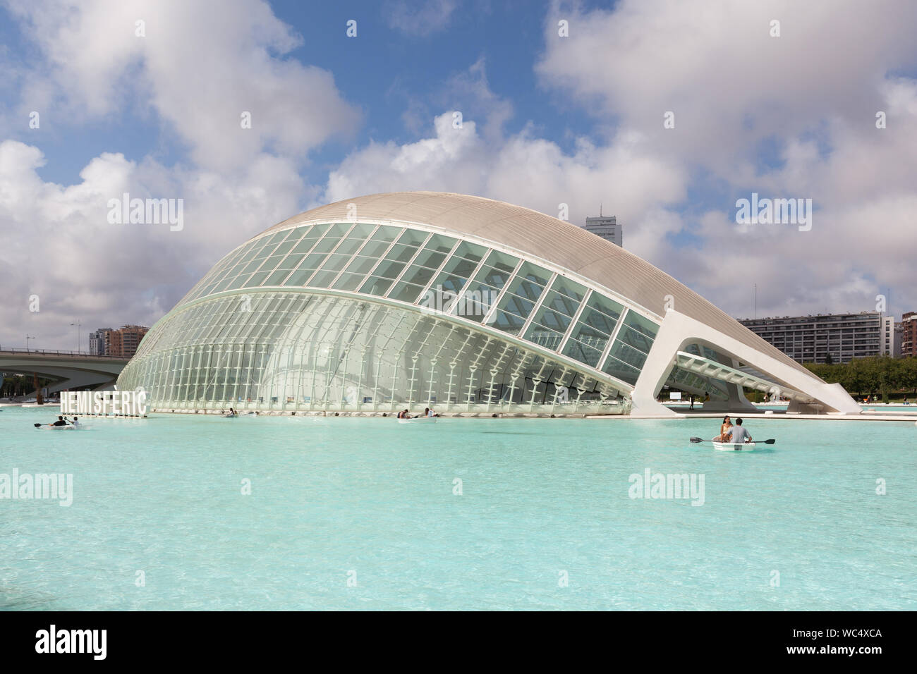 Vue latérale de l'Hemisfèric dans la Cité des Arts et des Sciences de Valence, en Espagne. Banque D'Images