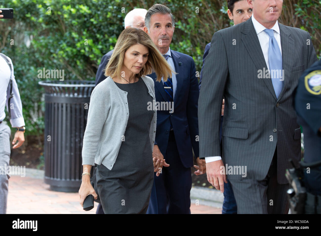 Boston, USA. Août 27, 2019. L'actrice Lori Loughlin (L) et mari et designer de mode Mossimo Giannulli quitter le John Joseph Moakley United States Courthouse à Boston le Mardi, Août 27, 2019. Loughlin et son mari Mossimo Giannulli tiennent une audience pour régler un différend au sujet de leur choix d'avocats dans une affaire de corruption l'admission à l'université. Credit : UPI/Alamy Live News Banque D'Images