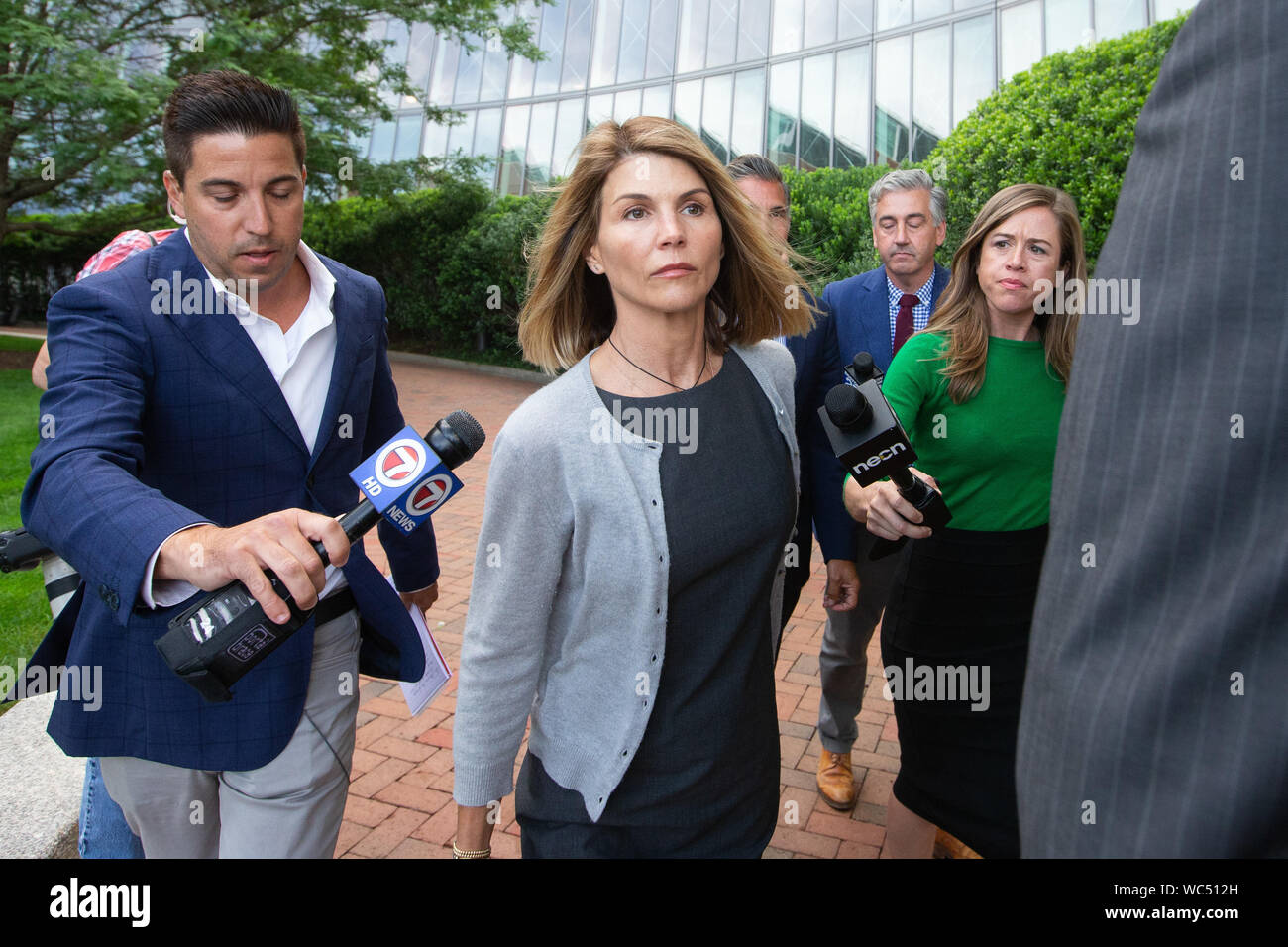 Boston, USA. Août 27, 2019. L'actrice Lori Loughlin marche dernières journalistes comme elle quitte le John Joseph Moakley United States Courthouse à Boston le Mardi, Août 27, 2019. Loughlin et son mari Mossimo Giannulli tiennent une audience pour régler un différend au sujet de leur choix d'avocats dans une affaire de corruption l'admission à l'université. Credit : UPI/Alamy Live News Banque D'Images