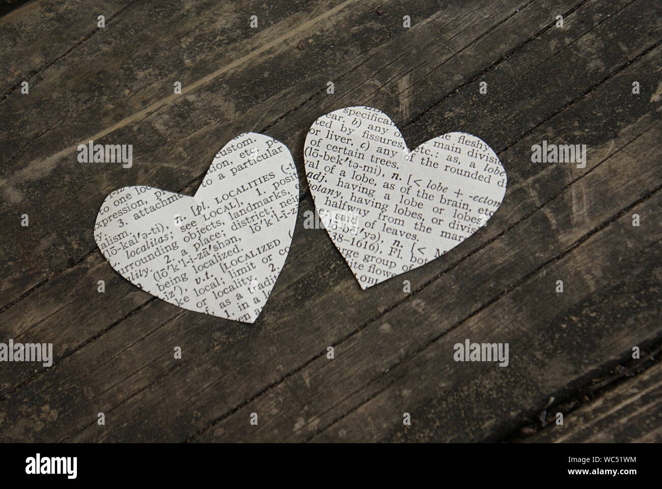Close-up de forme de coeur papier découpé sur table en bois Banque D'Images