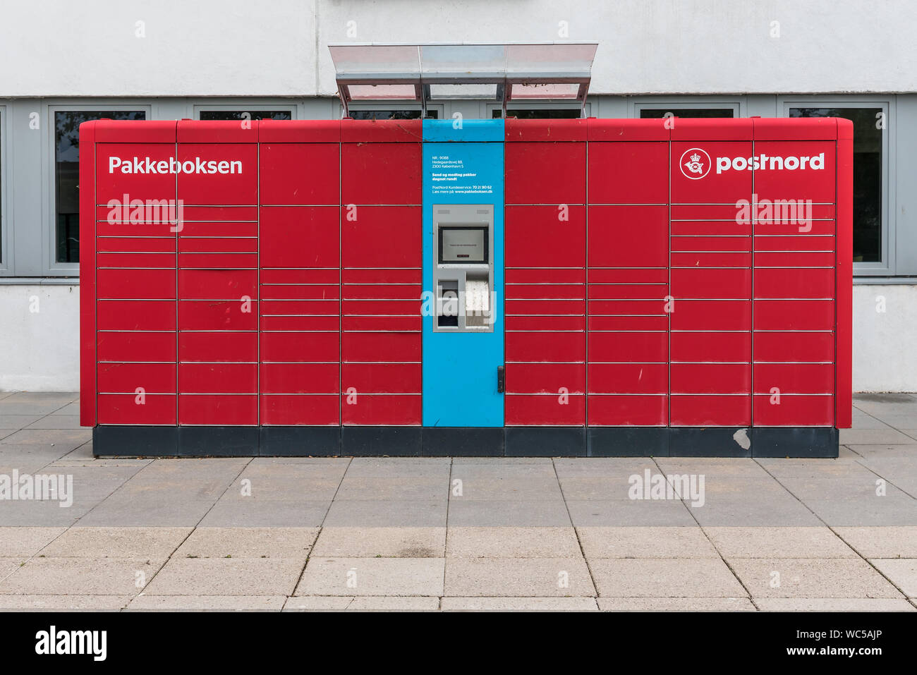 Emballer les boîtes rouges utilisés par la poste Nord, Copenhague, Danemark, Août 13, 2019 Banque D'Images