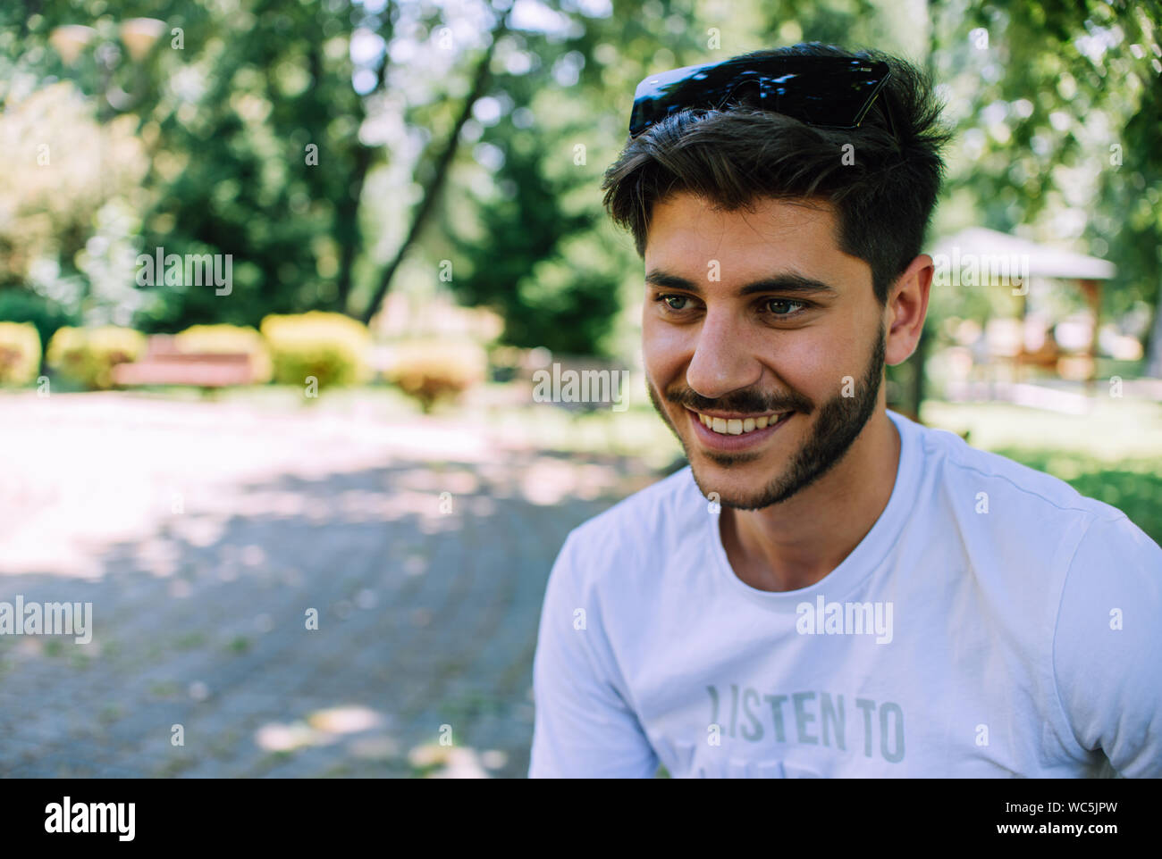 Attrative couple assis seul sur un banc dans le parc aux beaux jours Banque D'Images