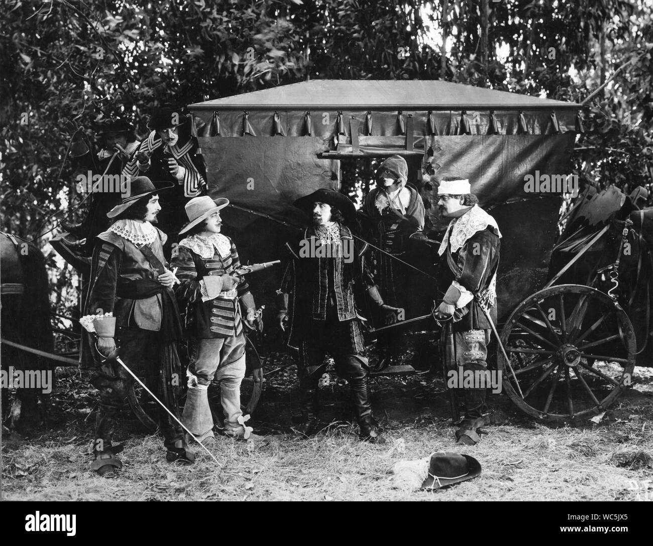 LEON BARRY comme Athos Eugene Pallette comme Aramis BOYD IRWIN comme de Rochefort BARBARA LAMARR comme Milady de Winter et GEORGE SIEGMANN comme Porthos dans les trois mousquetaires 1921 directeur Fred Niblo roman Alexandre Dumas Douglas Fairbanks D'Artagnan film muet Douglas Fairbanks Images / United Artists Banque D'Images