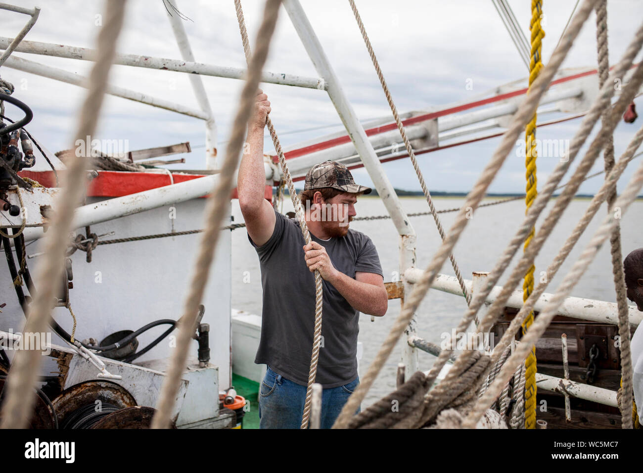 Travail de matelot sur le pont d'un chalutier de pêche Banque D'Images